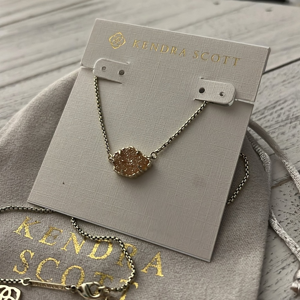 KENDRA SCOTT PEACH TONE TESSA DRUZY GOLDTONE NECKLACE nwot